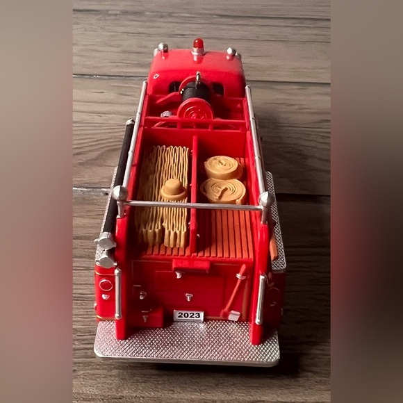 Hallmark 2023 NEW 1956 Dodge Fire Engine #21 Fire Brigade Christmas Ornament - Picture 4 of 11